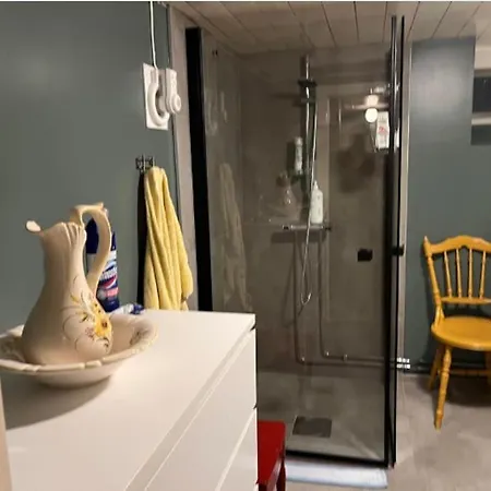 Nydelig Smabruk Med Hus Og Fjos Og Badstu *