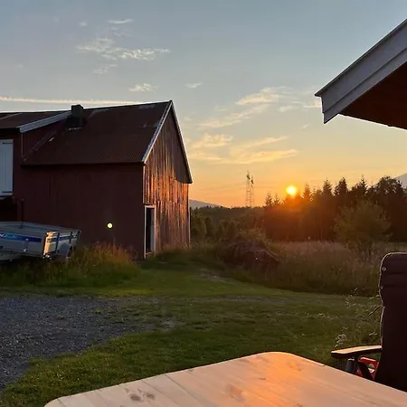 Nydelig Smabruk Med Hus Og Fjos Og Badstu Gratangen