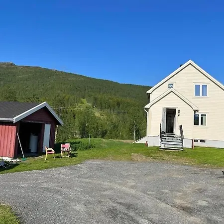 Nydelig Smabruk Med Hus Og Fjos Og Badstu Gratangen