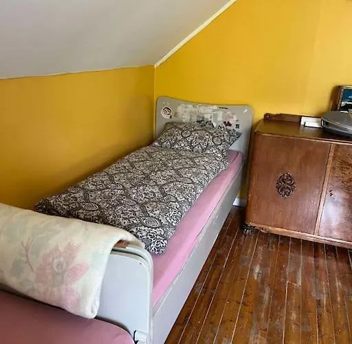 Nydelig Smabruk Med Hus Og Fjos Og Badstu *