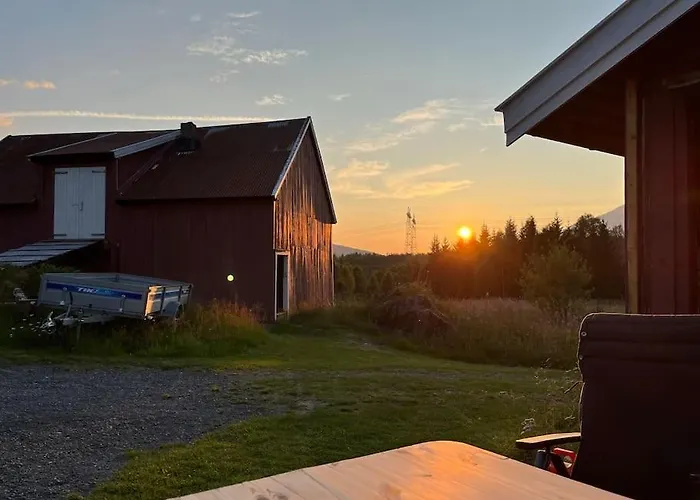Nydelig Smabruk Med Hus Og Fjos Og Badstu Gratangen