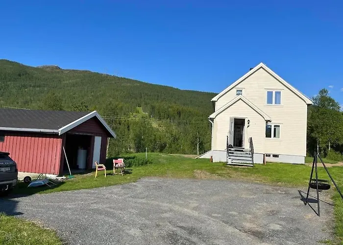 Nydelig Smabruk Med Hus Og Fjos Og Badstu Gratangen